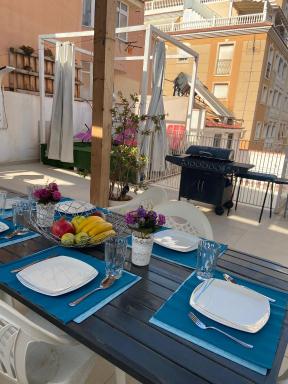 Cheerful five bedroom villa with a hot tub &cinema - Housity