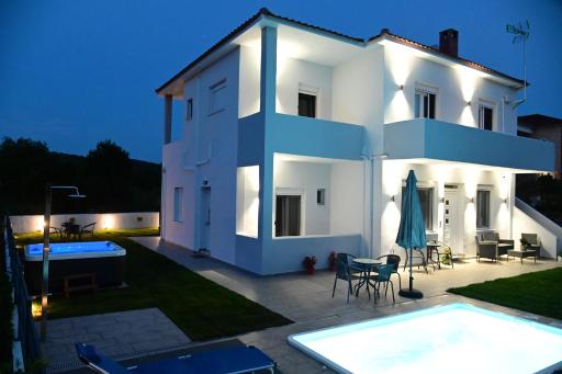 BIG BLUE HOTEL - Housity