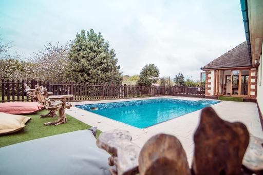 Threeways Retreat with Heated Swimming Pool - Housity