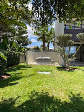 Magnifique villa de 1500m^avec piscine - Housity