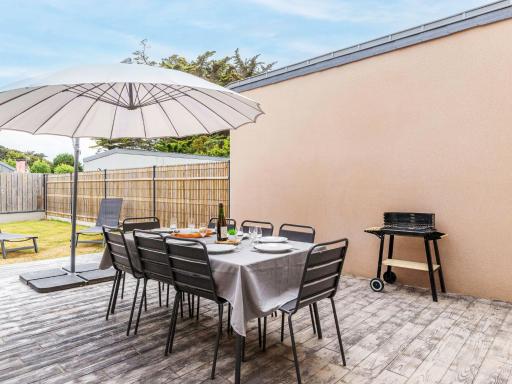 Beachfront Holiday Home Maison les Dunes by Interhome - Housity