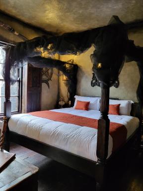 Hocus Pocus Tiny Hotel - Housity
