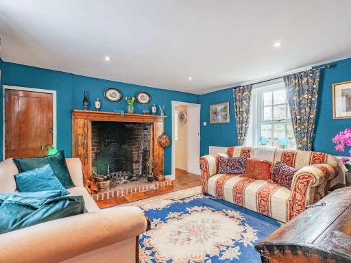 Stunning 5-bed Period Cottage with Fireplace - Housity
