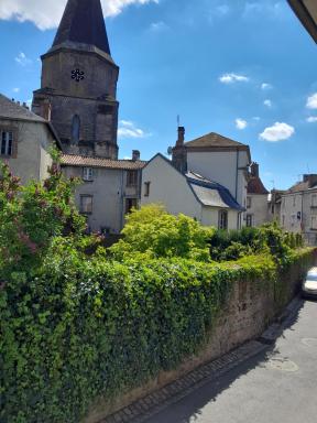 Belle maison de ville sur 2 étages dans le quartier historique paisible de la ville avec terrasse privée ensoleillée - Housity
