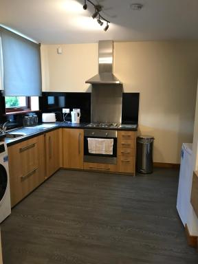 No 5 Newly refurbished 4 bedroom house - Housity