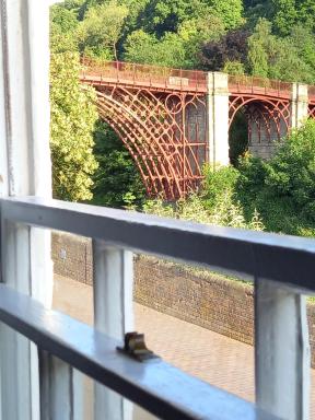 Ironbridge View Townhouse -WINNER 2025 UK 'MOST PICTURESQUE SELF-CATERING HOLIDAY HOME' & WINNER '2024 BEST HOLIDAY HOME IN SHROPSHIRE' - Housity
