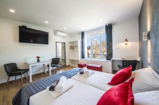 Split Central Luxury Studios - Housity