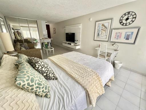 Studio Condo With Free Parking - Housity