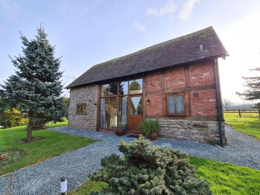 Rural, Peaceful Barn in the Shropshire Countryside - Housity