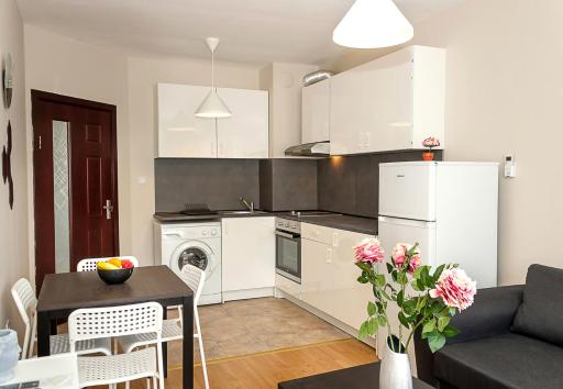 Stylish 1BD Apartment with Cozy Balcony in Varna - Hizvo