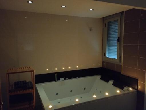 Atico con hidromasaje, terraza y piscina en EbreHogar - Housity