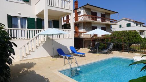 House with Private Swimming pool Zlatan - Housity