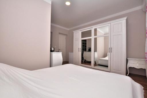 bedroom with bathroom shower - Housity
