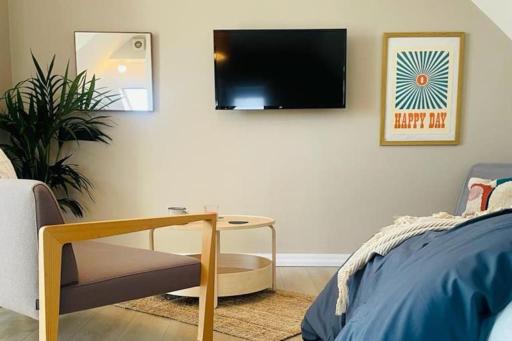 Lovely bijou loft apt, one road back from the sea - Housity