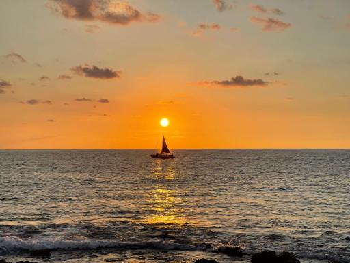 Private Queen bedroom Shared Apartment in Kona near shoreline town - Housity