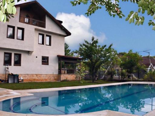 Bursa Uludağ Eteğinde, Ormanın İçerisinde, Havuzlu Bahçeli Kiralık Villa - Housity