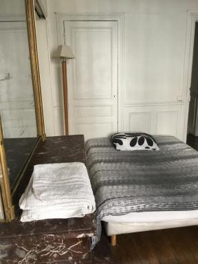 private room II for 1 person maximum in our family apartment in Paris 10, near La Gare du Nord - Housity