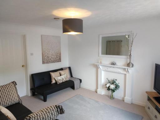 Stamford Redcot Gardens Stylish 2 bed Family town house with parking - Housity