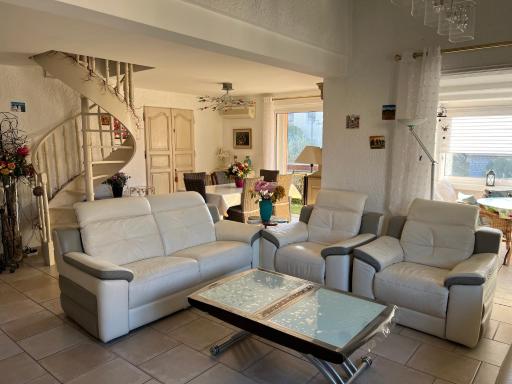 Haut de villa très bien équipé avec jardin, piscine, proche centre ville Sanary - Housity