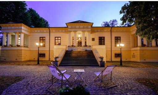 Pałac w Małkowie - Housity