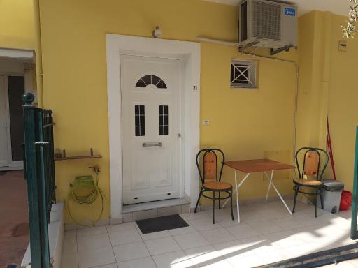 Yellow house - Housity