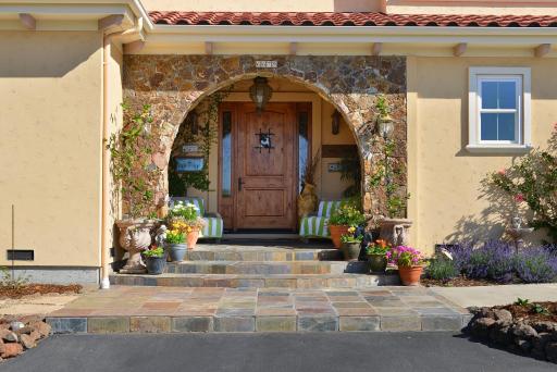 Whispering Oaks Estate - Housity