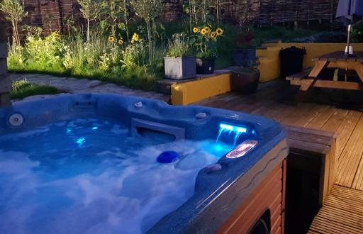 The Old Potting Shed with hot tub. Colan, Newquay. - Housity