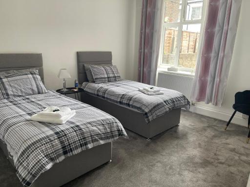 Impeccable 2-Bed Apartment in Eastbourne - Housity