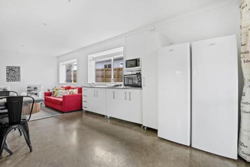Bright 3-Bedroom Unit with Parking and Kitchenette - Housity