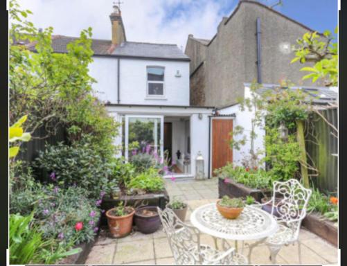 Entire cottage near South Ealing - Housity