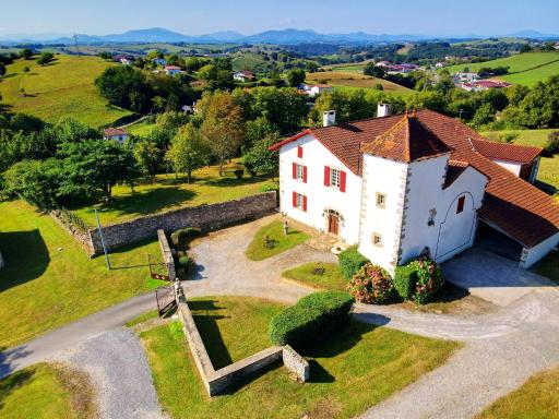 Maison confortable à Bardos avec vue sur montagne - Housity