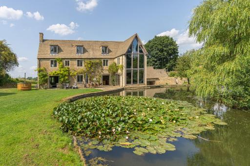 Modern countryside estate w/ lakes between Chipping Norton and Soho Farmhouse - Housity