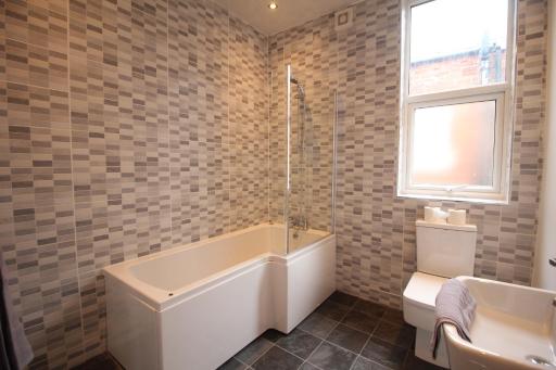 Media Manor - Fully Refurbished in 2022 - Large 6 Bedrooms, 3 Bathrooms plus Media Games Room - Housity