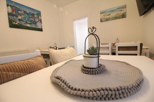 Media Manor - Fully Refurbished in 2022 - Large 6 Bedrooms, 3 Bathrooms plus Media Games Room - Housity