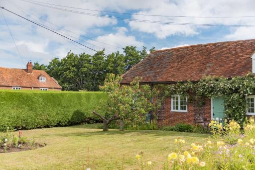 Plum Pudding Cottage by Bloom Stays - Housity