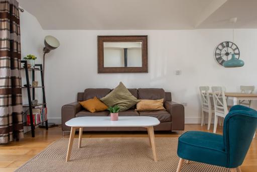 Modern, well placed house walkable to beach & town - Housity