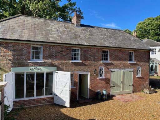 The Georgian Coach House:New Forest with hot tub - Housity