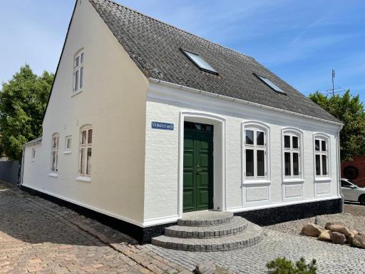 Charming house in the old town - renovated, WiFi, garden - Housity