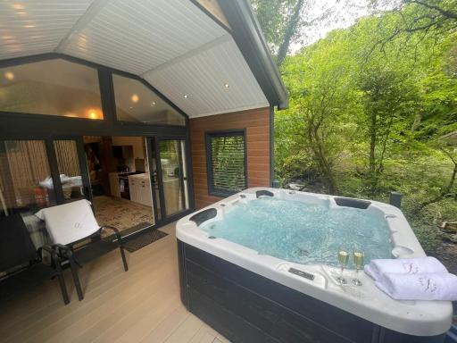 P74 - Riverside Family Pod with Hot Tub - Housity