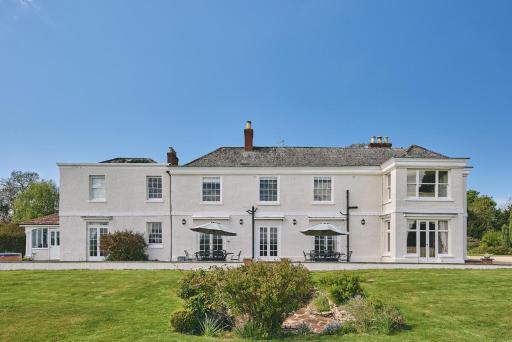 Equestrian Manor - Housity