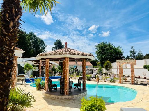 Le Mas des Mathes, Chambres d'hôtes, Studios - Housity