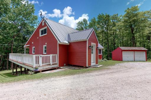 Rocky Red - Housity