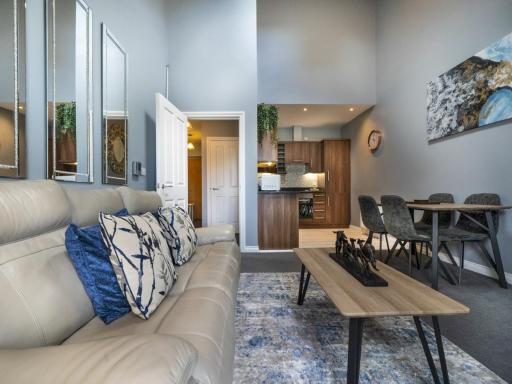 Pass the Keys Top Floor Luxury Balcony Cathedral Quarter - Housity