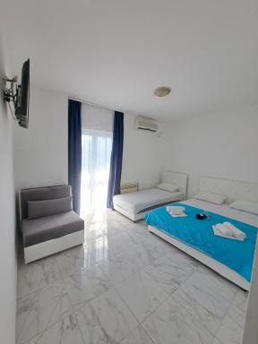 Black & White - Housity