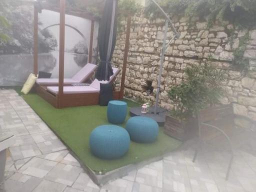 Οικία με αυλή και πάρκινγκ, μέσα στο κάστρο της πόλης - Housity