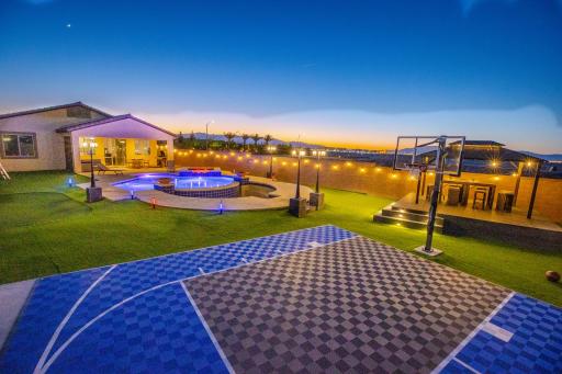 1900 SqFt House W/25Ft Heated Pool/Spa- Strip View - Housity