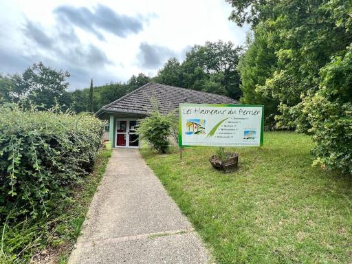 Chalet accueillant au cœur de la verdure proche de Brive - Housity