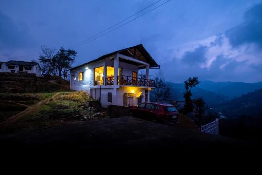 Pristine, Studio overlooking the mountains w wifi by RoamHome - Housity
