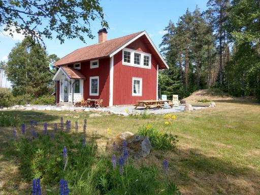 Sandbacken cottage in the forest - Housity