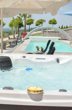 Three Stars Luxury House ART-PE with pool and SPA pool - Housity